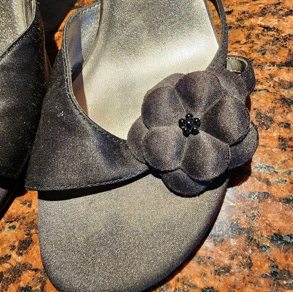 Unlisted Kenneth Cole Black Bow Heels. Size 6 1/2 - Picture 2 of 7